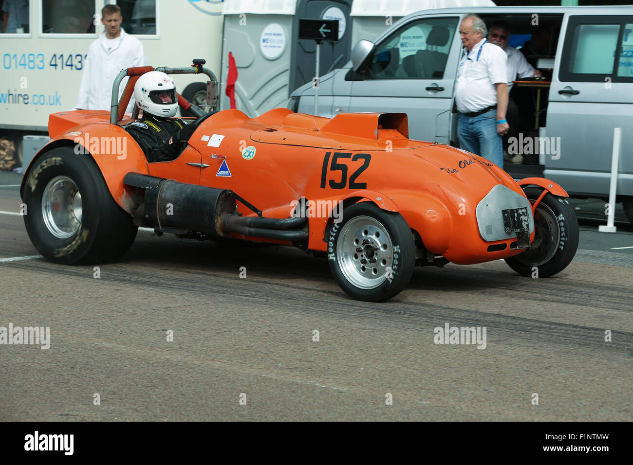Madeira Drive, ville de Brighton & Hove, East Sussex, Royaume-Uni. Frostes Brighton Speed Trials est une journée exaltante et pleine d'action pour les spectateurs comme pour les participants. Plus de deux cents voitures et motos s'alignent pour faire un run chronométré de Madeira Drive atteignant des vitesses élevées. 5th septembre 2015 Banque D'Images