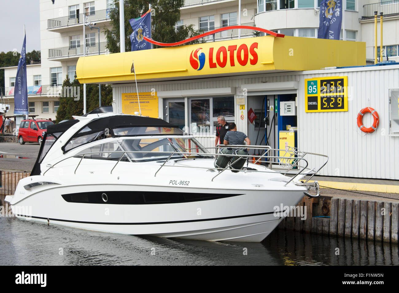 Station essence bateau Lotos Gdynia en yacht marina. La Pologne. Banque D'Images