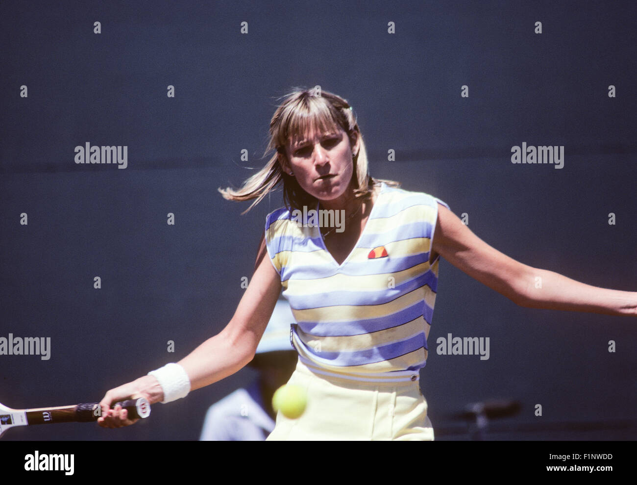 Chris Evert en action au tournoi de tennis de la Couronne Clairol a La Costa Resort à Carlsbad, en Californie en avril 1981. Banque D'Images