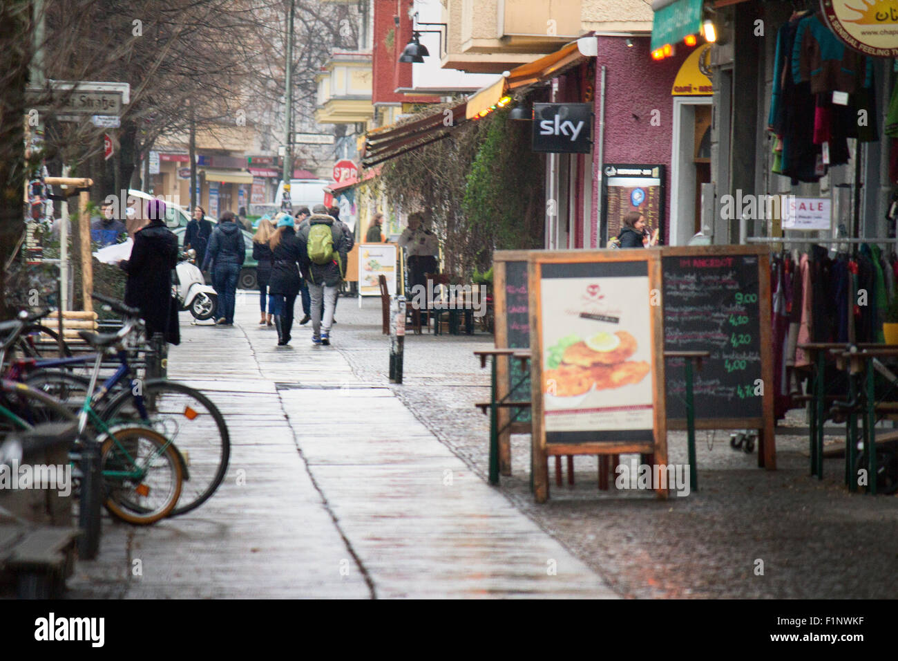 L'Europe ; Allemagne ; Berlin ; Rue ; 1 ; Friedrichshain ; Personnes ; marche ; bâtiment ; Bar ; Café Banque D'Images