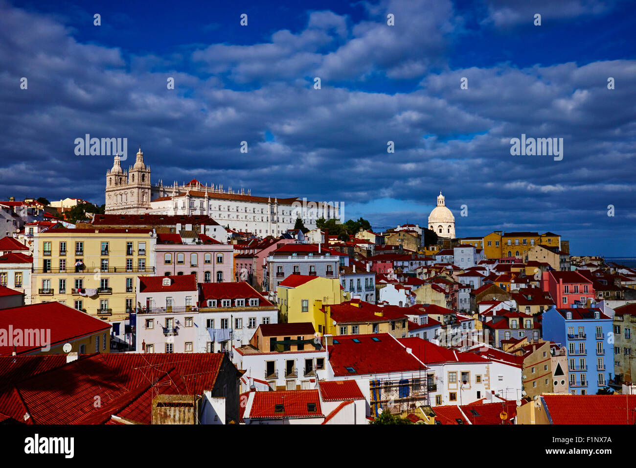 Portugal, Lisbonne, Alfama de Santa Luzia belvédère, vue sur le monastère de São Vicente de Fora et Panthéon National Banque D'Images