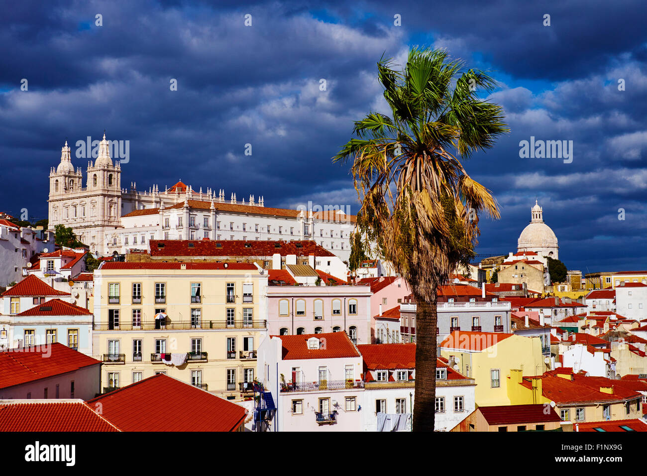 Portugal, Lisbonne, Alfama de Santa Luzia belvédère, vue sur le monastère de São Vicente de Fora et Panthéon National Banque D'Images