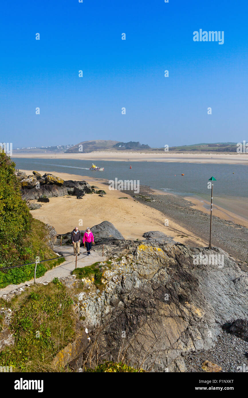 La roche - Padstow traversier fait son chemin jusqu'à la rivière de l'estuaire de Camel à très basse de l'eau, Cornwall, England, UK Banque D'Images