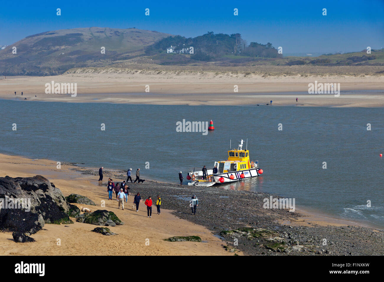 La roche - Padstow ferry landing ses passagers sur une plage sur l'estuaire de la rivière Camel à très basse de l'eau, Cornwall, England, UK Banque D'Images