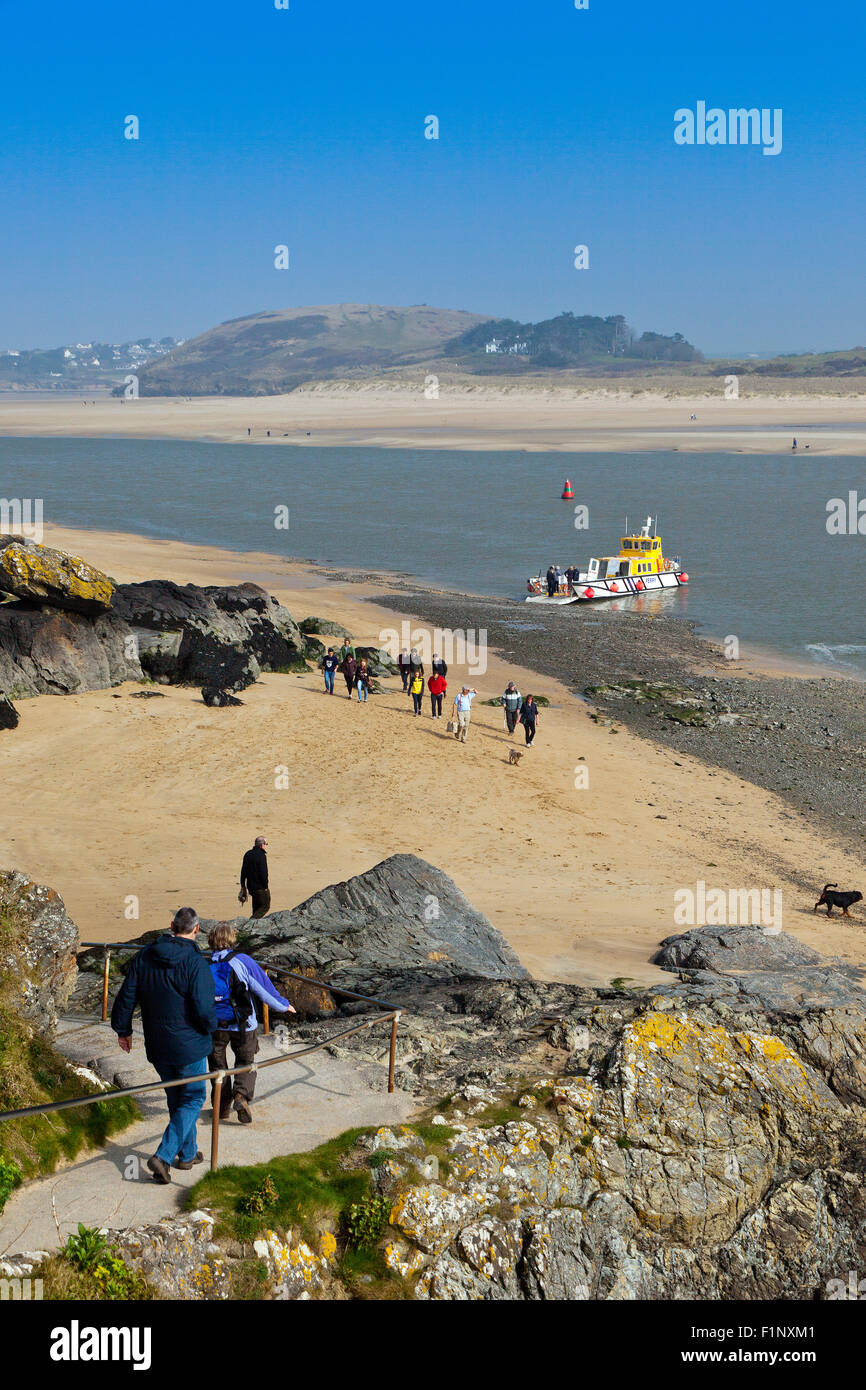 La roche - Padstow ferry landing ses passagers sur une plage sur l'estuaire de la rivière Camel à très basse de l'eau, Cornwall, England, UK Banque D'Images