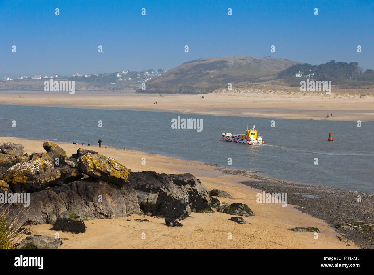 La roche - ferry Padstow descendre sur la rivière La rivière Camel Estuary à très basse de l'eau, Cornwall, England, UK Banque D'Images