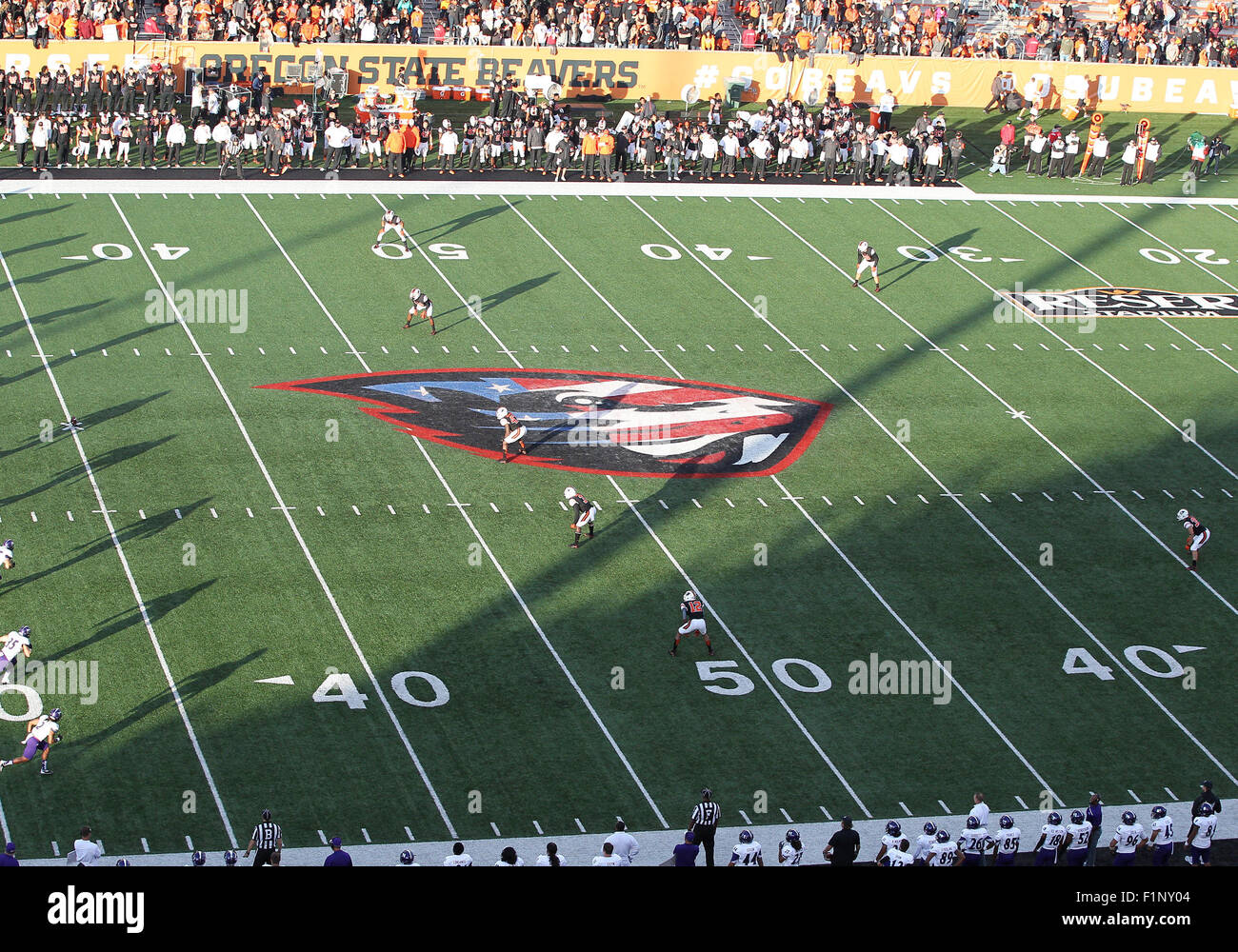 Reser Stadium, Corvallis, OR, USA. 16Th Jun 2015. Oregon State affiche le logo Castors patriotique à leur ouverture à domicile contre l'État de Weber à Wildcats Reser Stadium, Corvallis, OR. Larry C. Lawson/CSM/Alamy Live News Banque D'Images