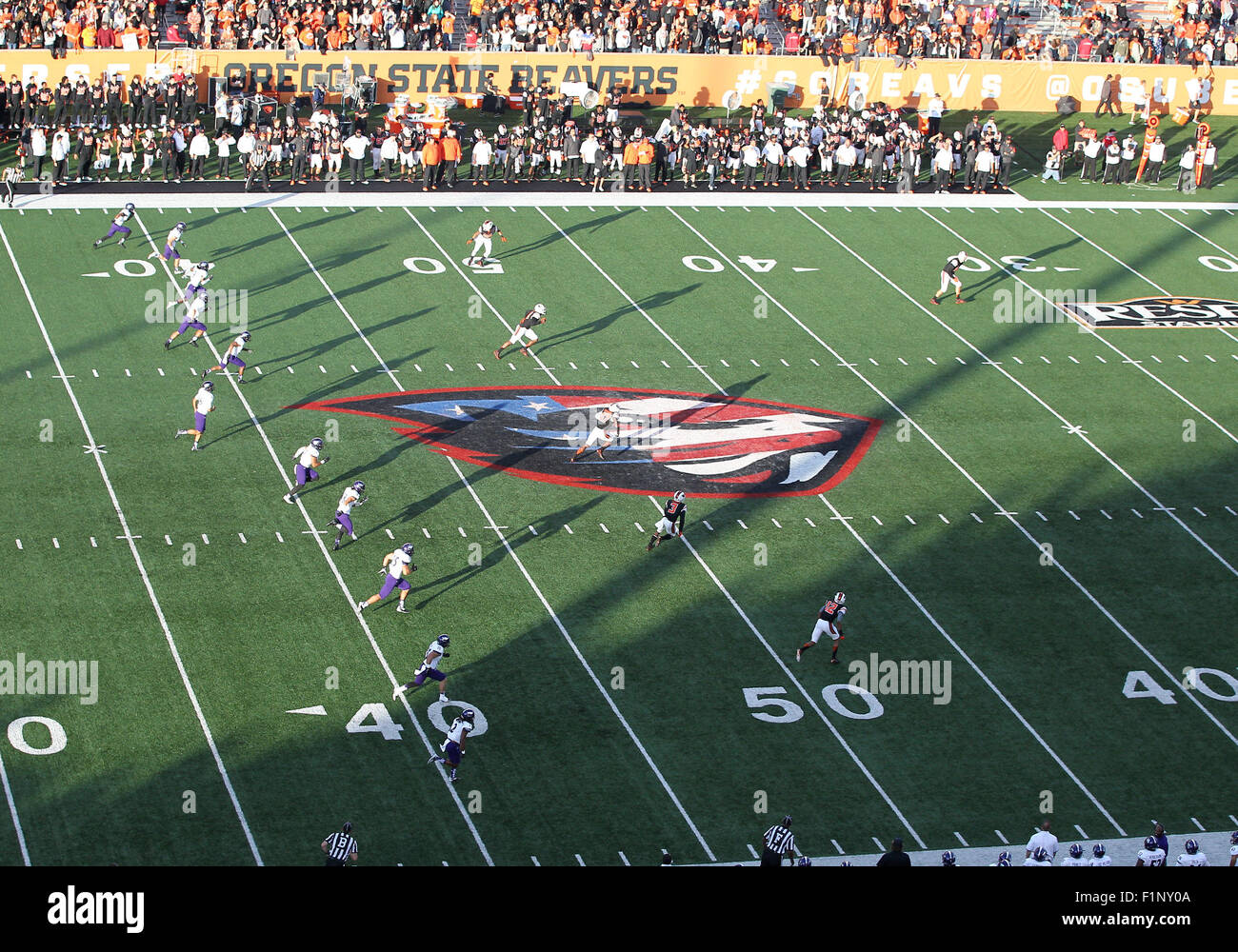 Reser Stadium, Corvallis, OR, USA. 16Th Jun 2015. Oregon State affiche le logo Castors patriotique à leur ouverture à domicile contre l'État de Weber à Wildcats Reser Stadium, Corvallis, OR. Larry C. Lawson/CSM/Alamy Live News Banque D'Images