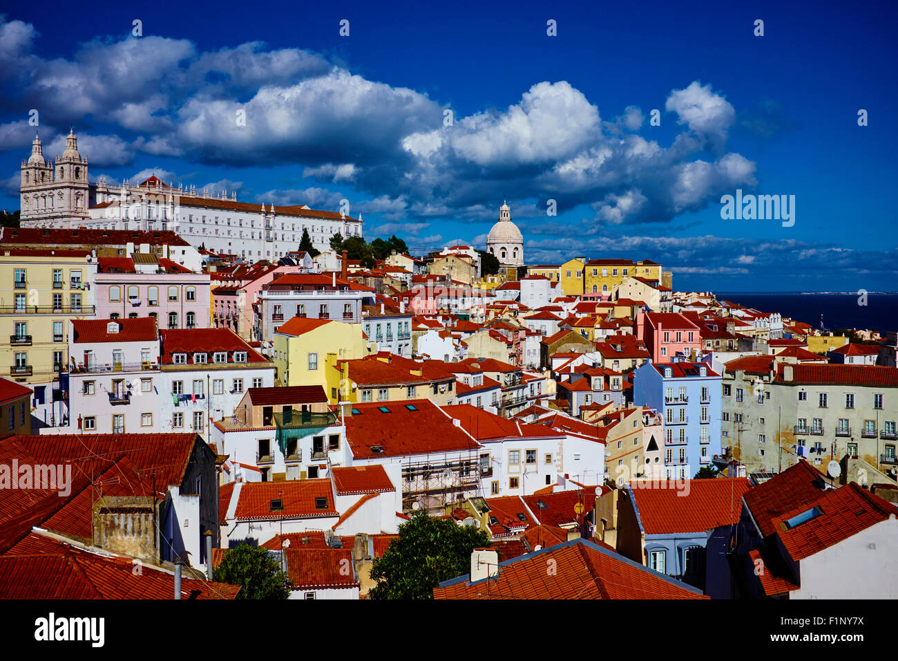 Portugal, Lisbonne, Alfama de Santa Luzia belvédère, vue sur le monastère de São Vicente de Fora et Panthéon National Banque D'Images