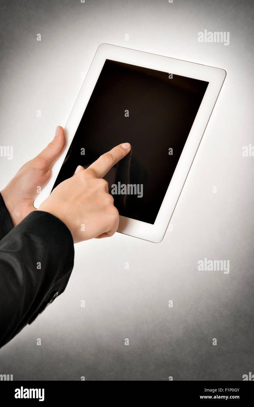 Femme d'affaires libre pointe vers un ordinateur tablette avec de l'espace libre Banque D'Images