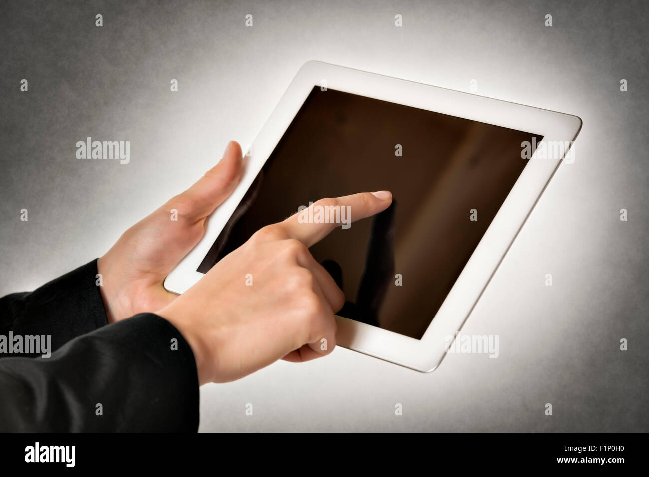 Femme d'affaires libre pointe vers un ordinateur tablette avec de l'espace libre Banque D'Images