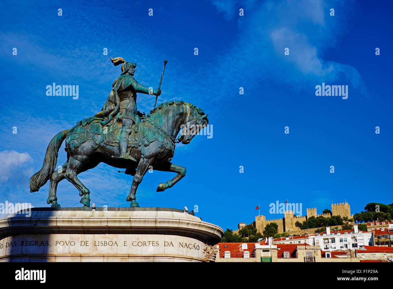 Portugal, Lisbonne, Praça de Figueira, king Jao je statue et le château Sao Jorge Banque D'Images