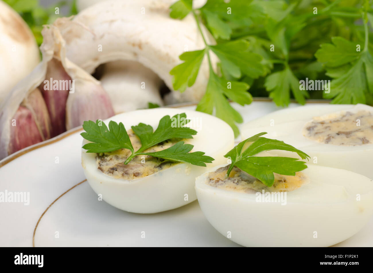 Oeufs farcis au persil on white plate Banque D'Images