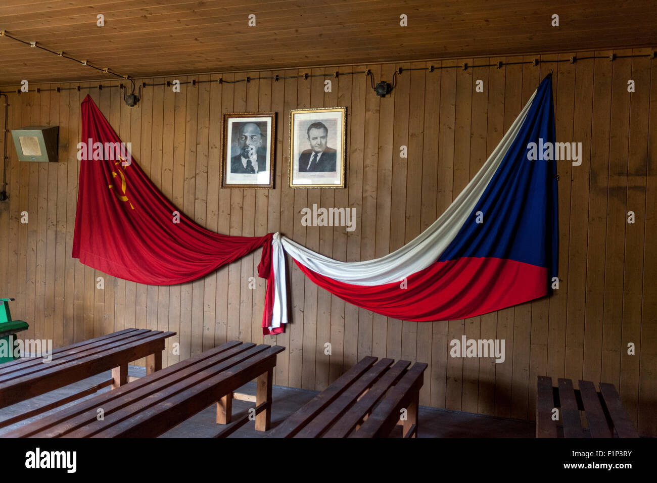 L'Union soviétique et le drapeau tchécoslovaque, Vojna Memorial, un musée des victimes du communisme, près de Pribram, République Tchèque Banque D'Images