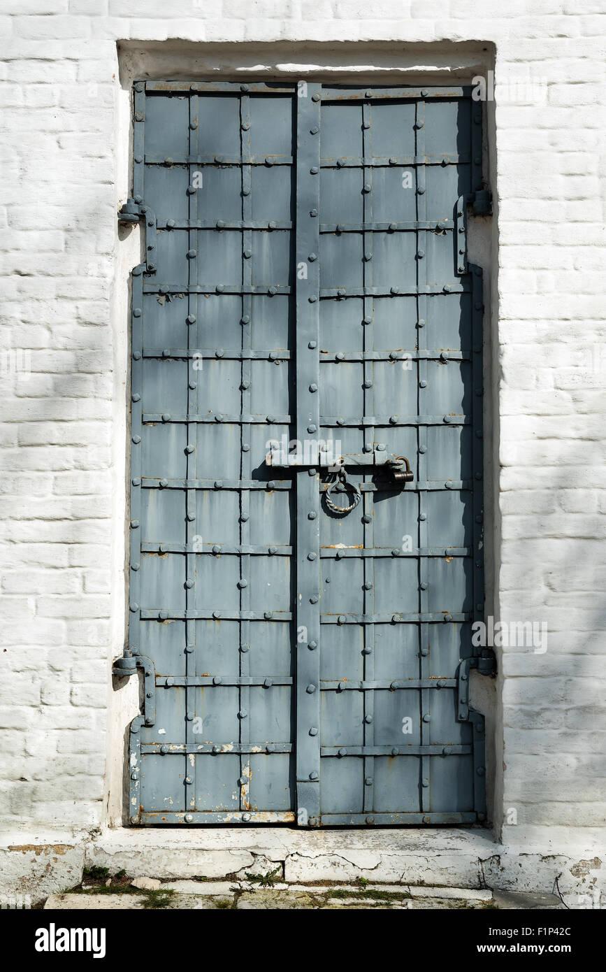 Vieille porte en acier à l'Archange Michael cathédrale dans le territoire de la Nizhny Novgorod Kremlin. La Russie Banque D'Images