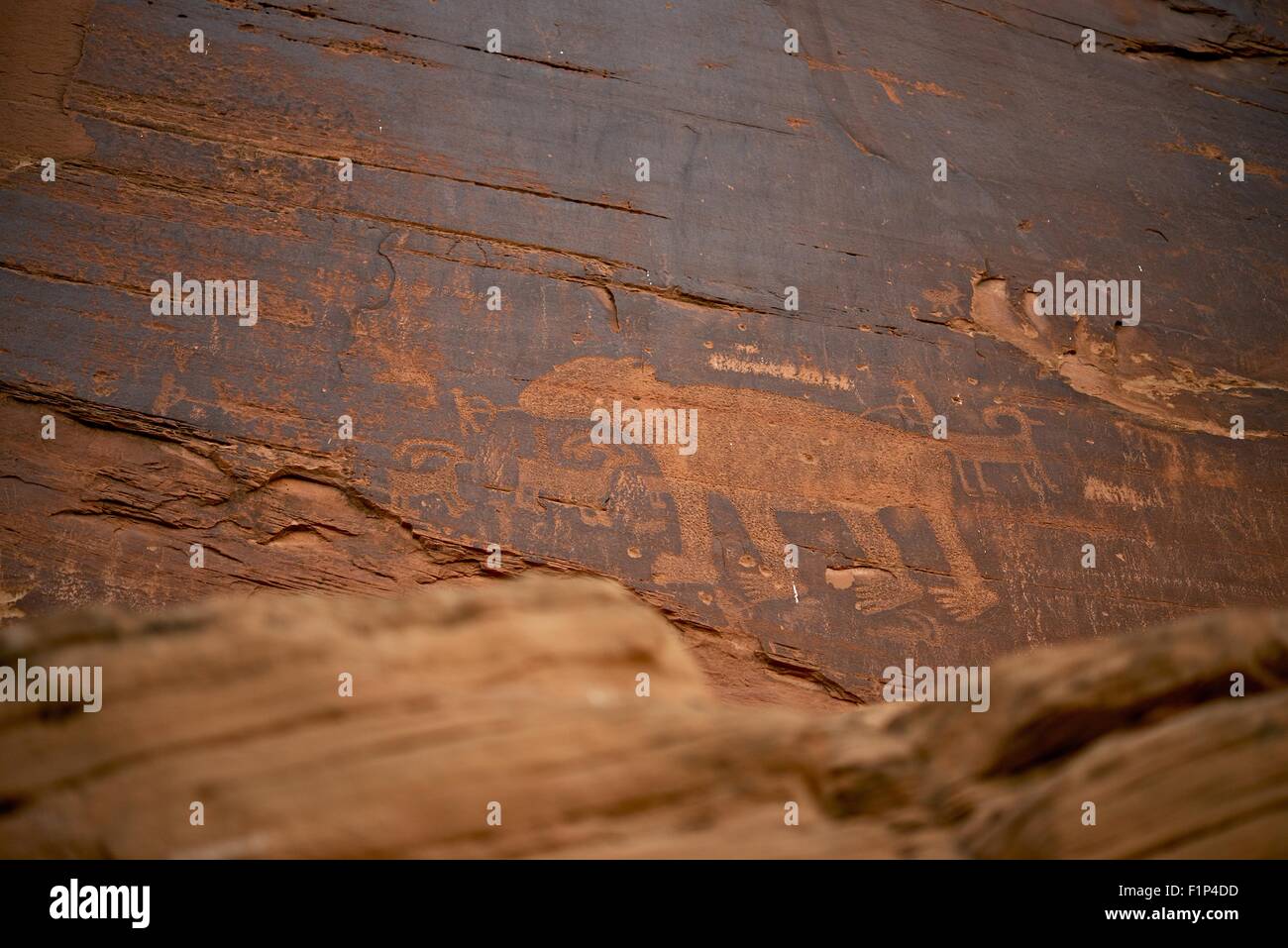 Les Américains autochtones écrits préhistoriques sur les rochers de grès Navajo. L'Utah, USA. Banque D'Images