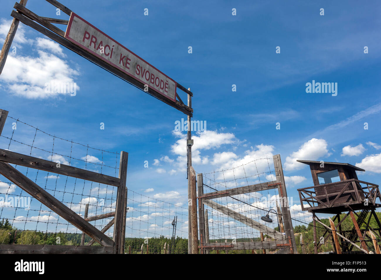 Tchécoslovaquie communisme, Mémorial de Vojna, Musée des victimes du communisme, près de Pribram, République tchèque, Europe, porte d'entrée de la tour de guet en bois Banque D'Images