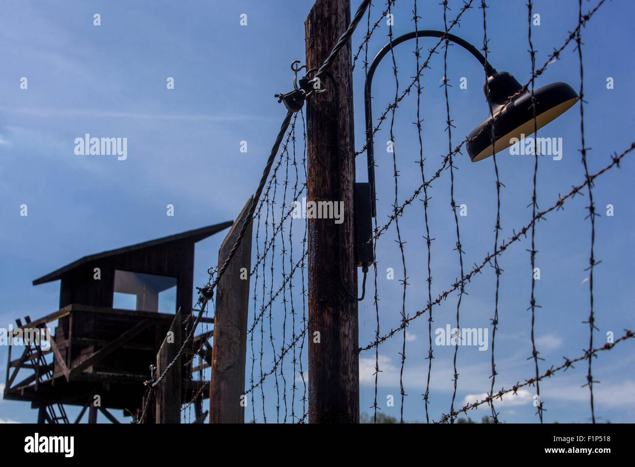 Tchécoslovaquie communisme, guerre froide, République tchèque, clôture en fil barbelé de Watchtower en bois Banque D'Images