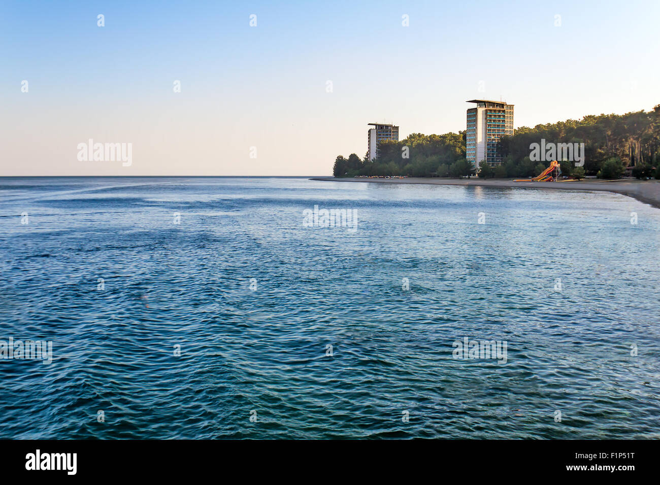 Beau paysage : bleu ciel, de la mer, plage, port de pins croissance , hull hôtels Banque D'Images