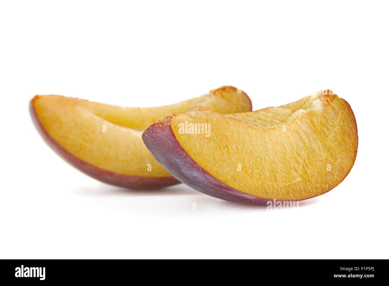 Gros plan de la coupe de fruits prune isolated on white Banque D'Images