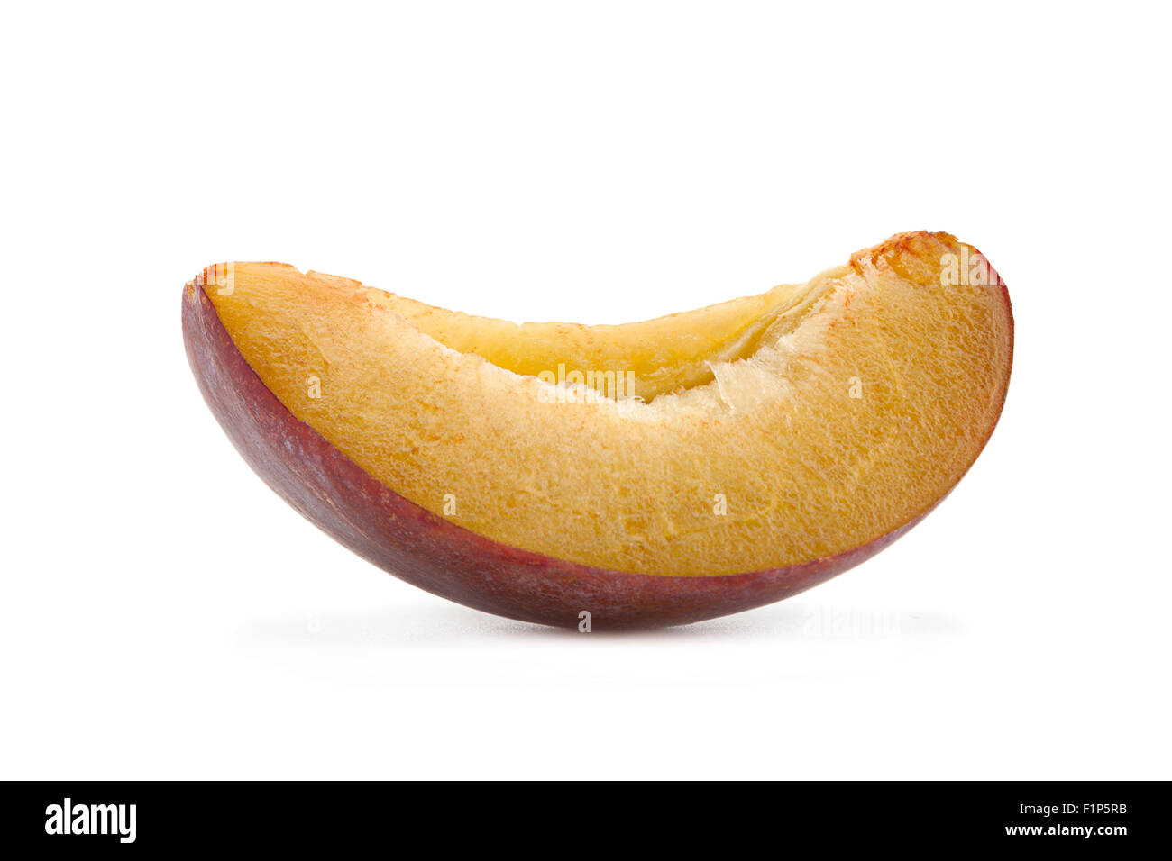 Gros plan de la coupe de fruits prune isolated on white Banque D'Images