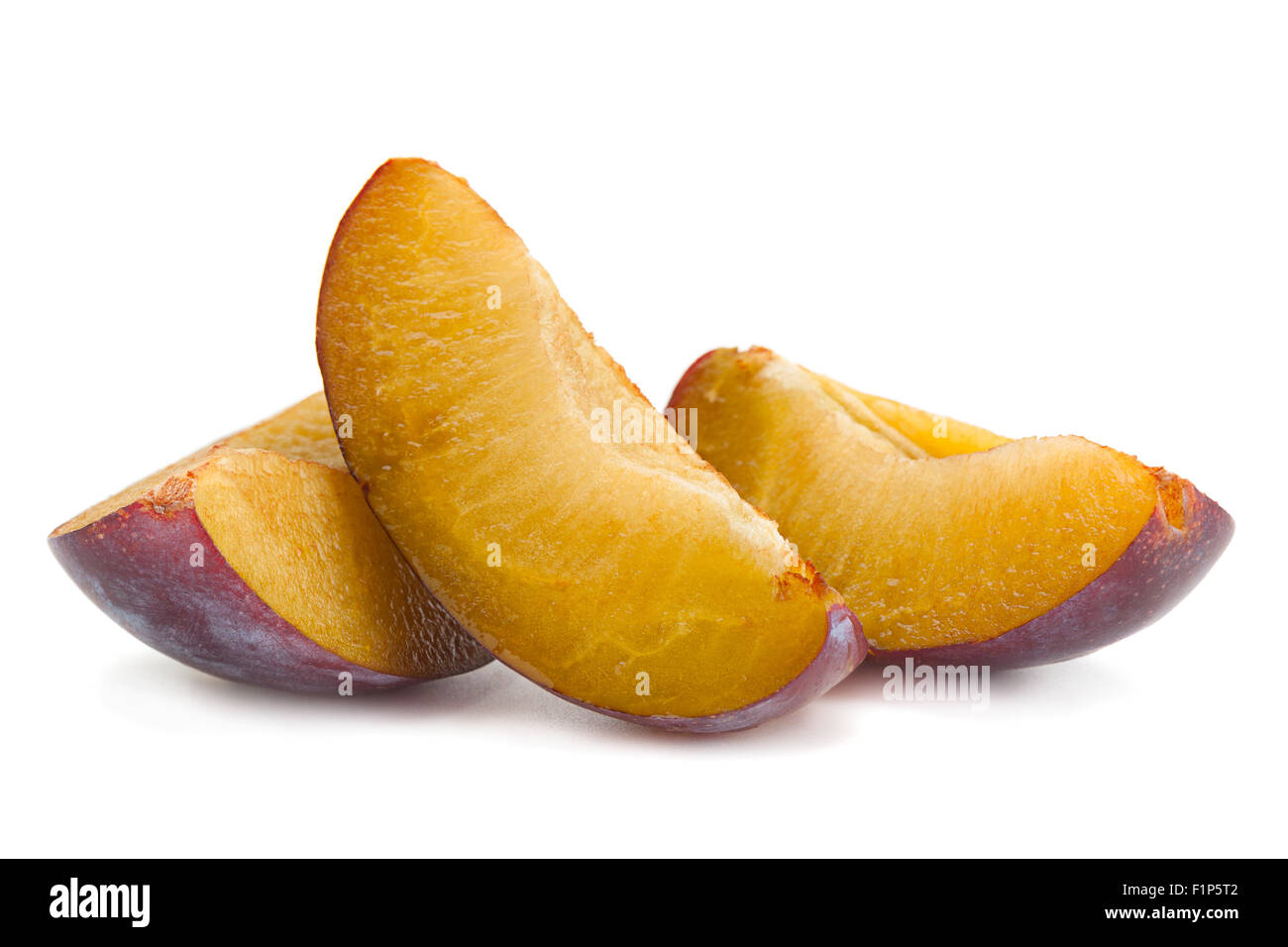 Gros plan de la coupe de fruits prune isolated on white Banque D'Images