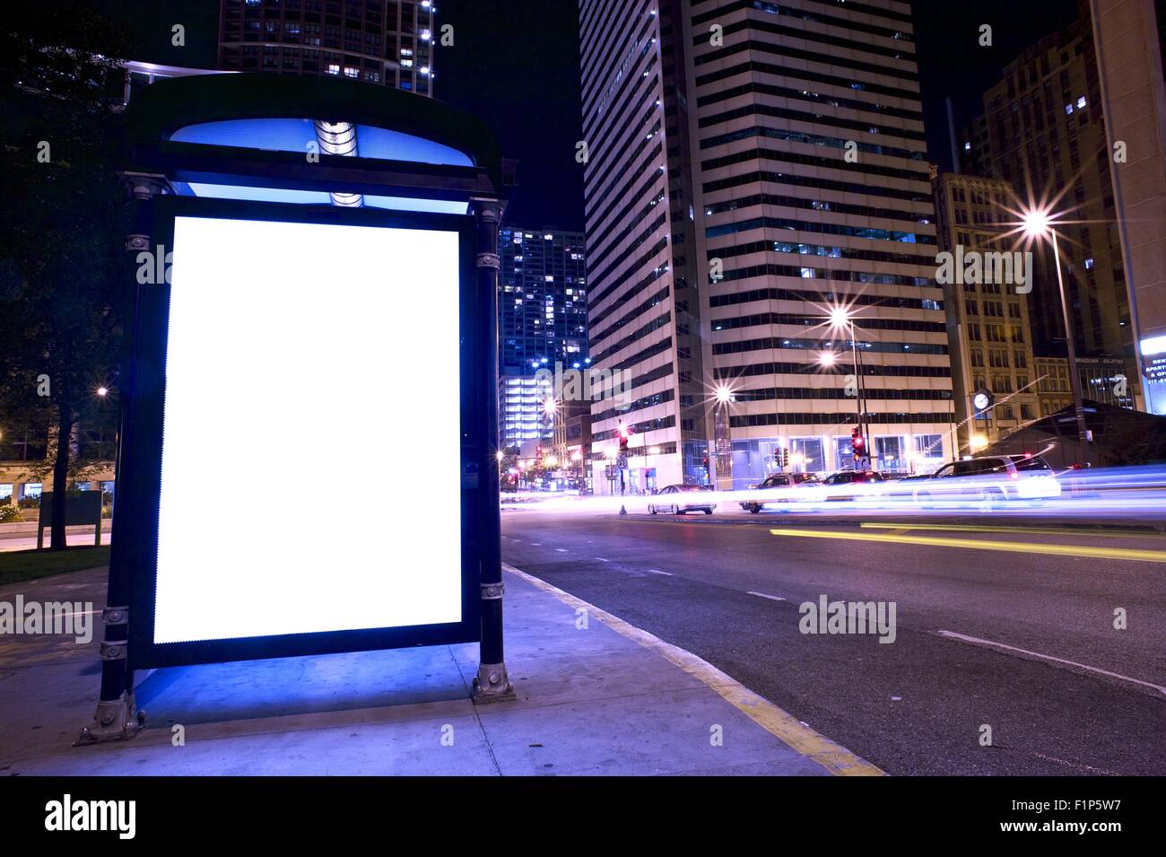 Arrêt de bus à l'affichage des annonces - Backlite affichage publicitaire sur l'arrêt de bus dans le centre-ville de Chicago. Banque D'Images