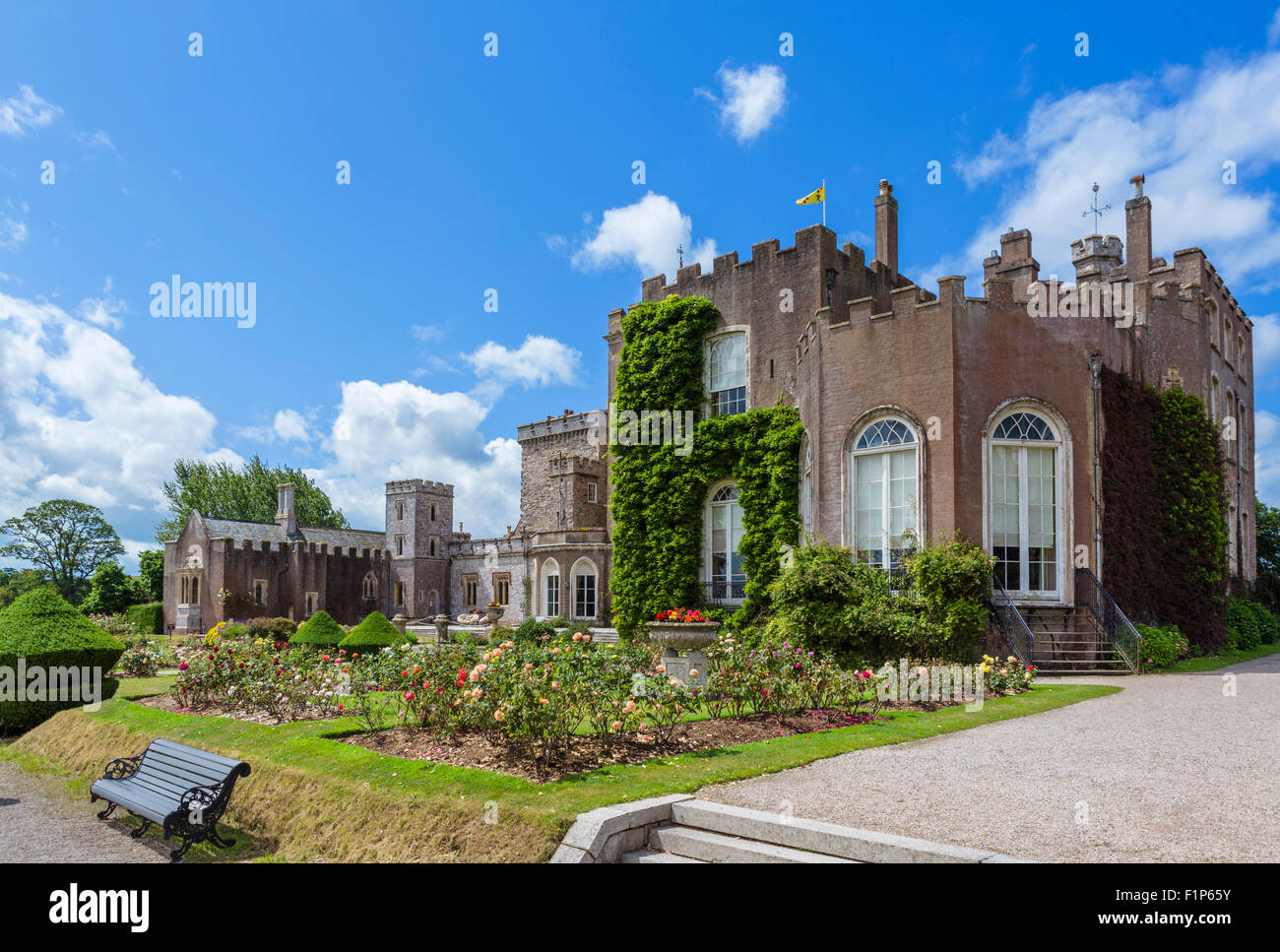 La maison et les jardins historiques à Powderham Castle, Kenton, près d'Exeter, Devon, Angleterre, Royaume-Uni Banque D'Images