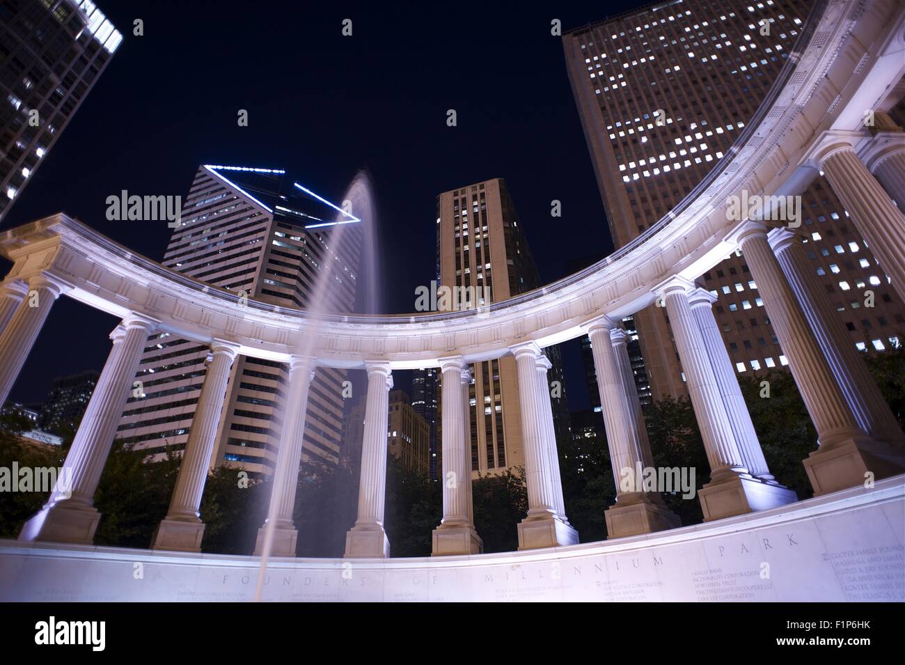 Parc du millénaire, fondateurs de la fontaine. Parc du millénaire dans la nuit. Chicago, Illinois, USA. La photographie grand angle horizontal. Longue Exp Banque D'Images