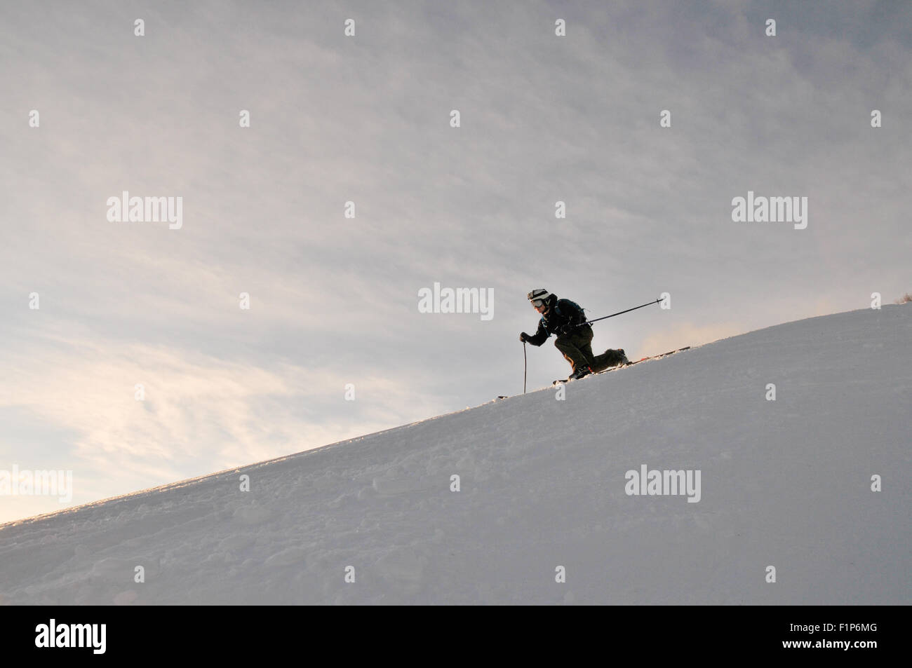 Un skieur de télémark en bas d'une pente de ski à Wagrain Suède Banque D'Images