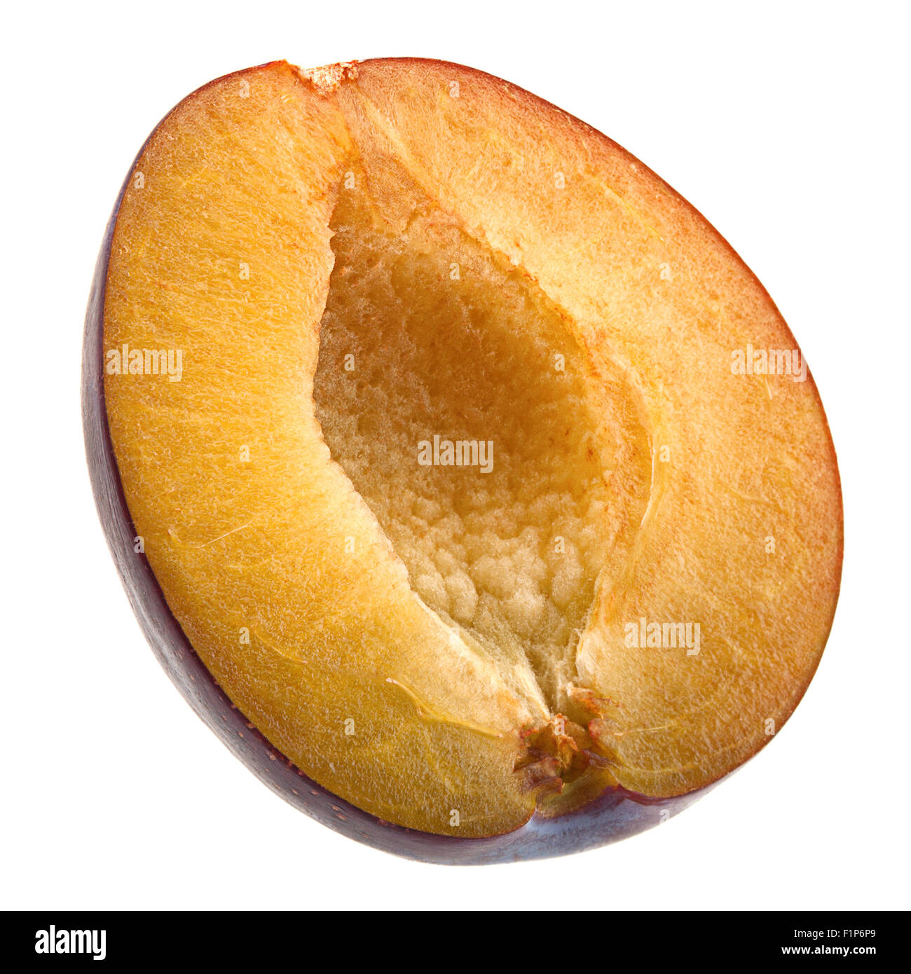 Gros plan de la coupe de fruits prune isolated on white Banque D'Images