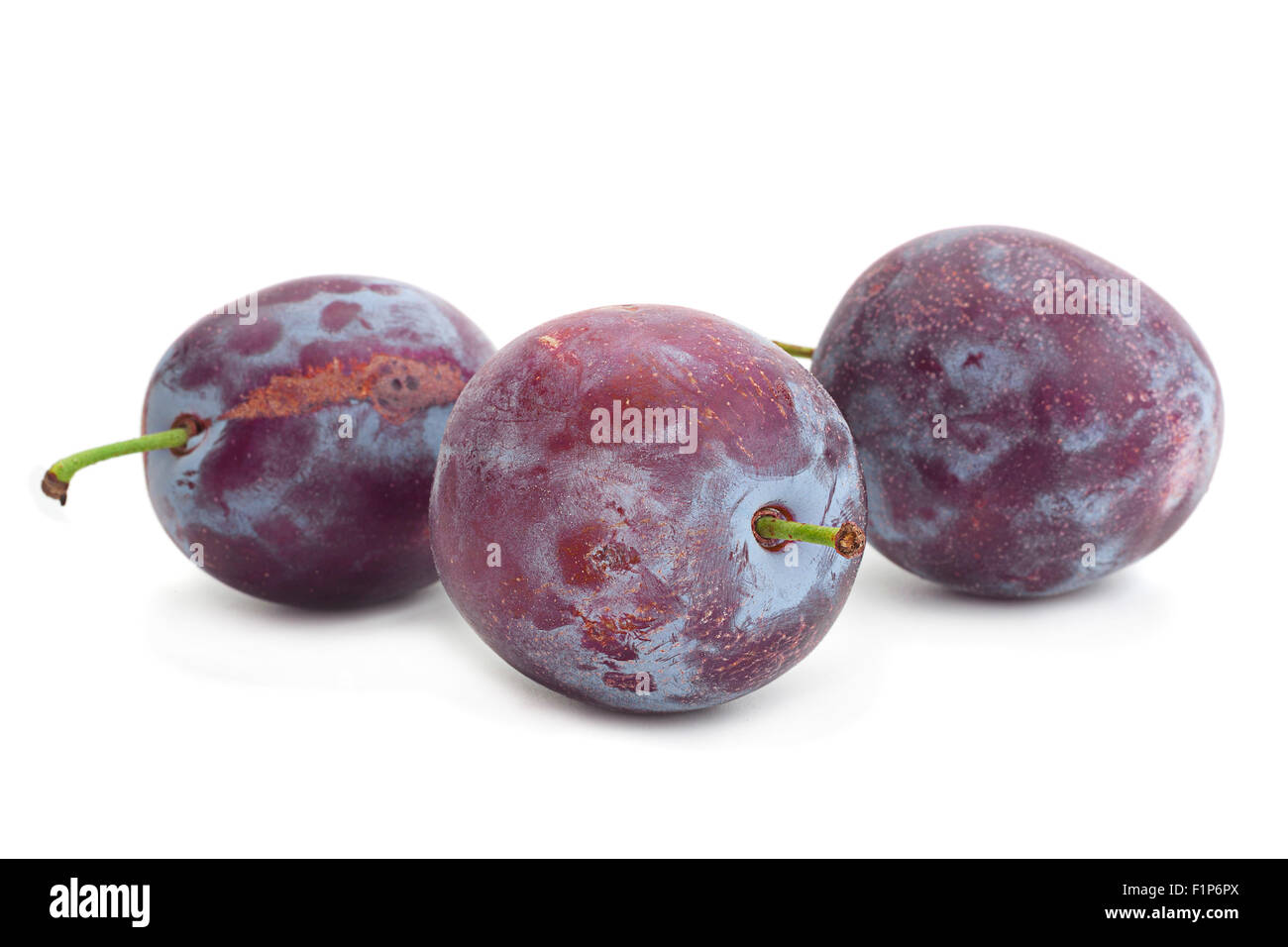 Gros plan prune isolated on white Banque D'Images