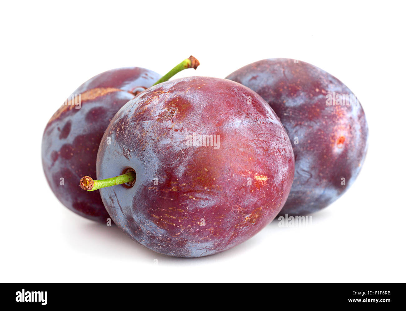 Gros plan prune isolated on white Banque D'Images