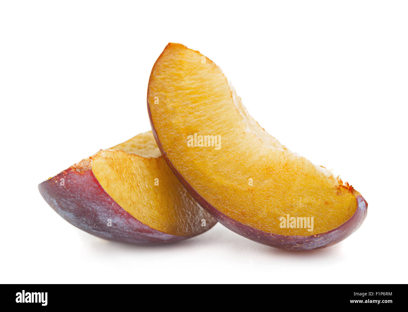 Gros plan de la coupe de fruits prune isolated on white Banque D'Images