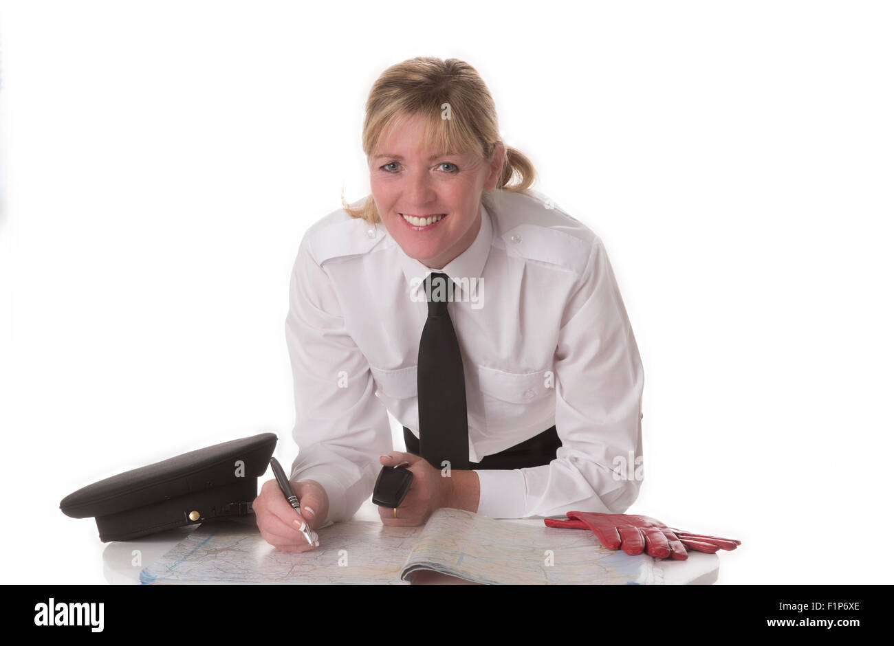 Une chauffeuse en uniforme à l'aide d'une carte pour planifier un voyage femme pilote professionnel à la planification d'itinéraire Banque D'Images