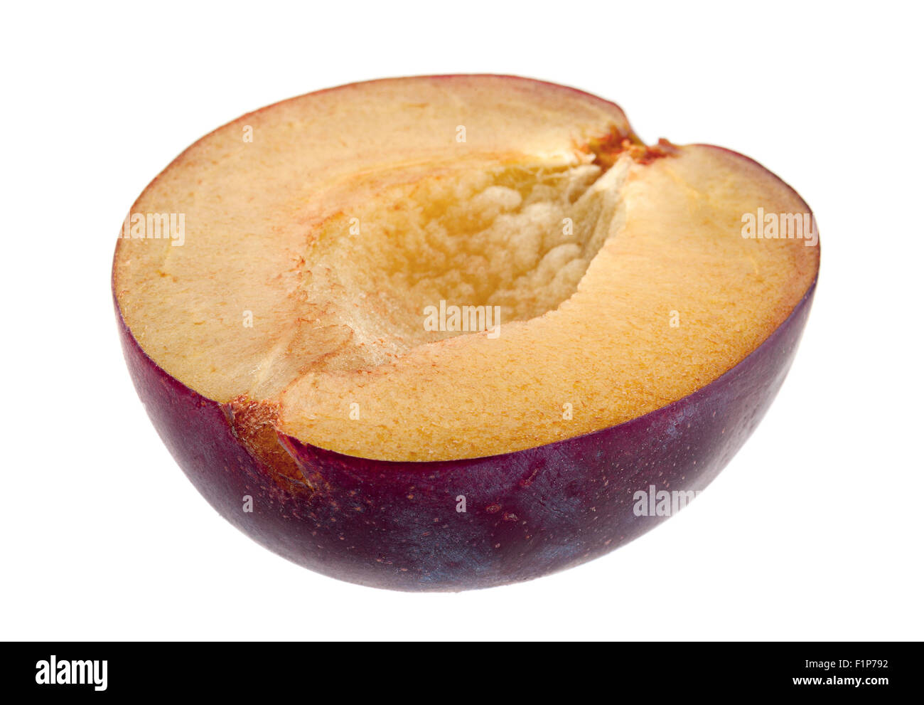 Gros plan de la coupe de fruits prune isolated on white Banque D'Images