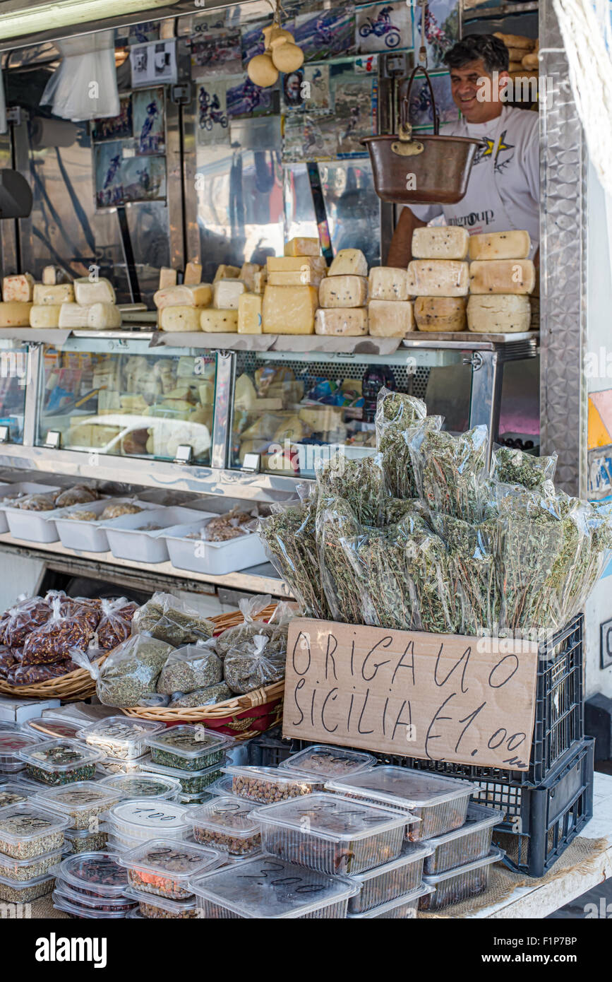 L'origan sauvage et du fromage de Sicile dans une échoppe de marché. (L'accent dans l'origan) une échoppe de marché à Syracuse. Italie Banque D'Images