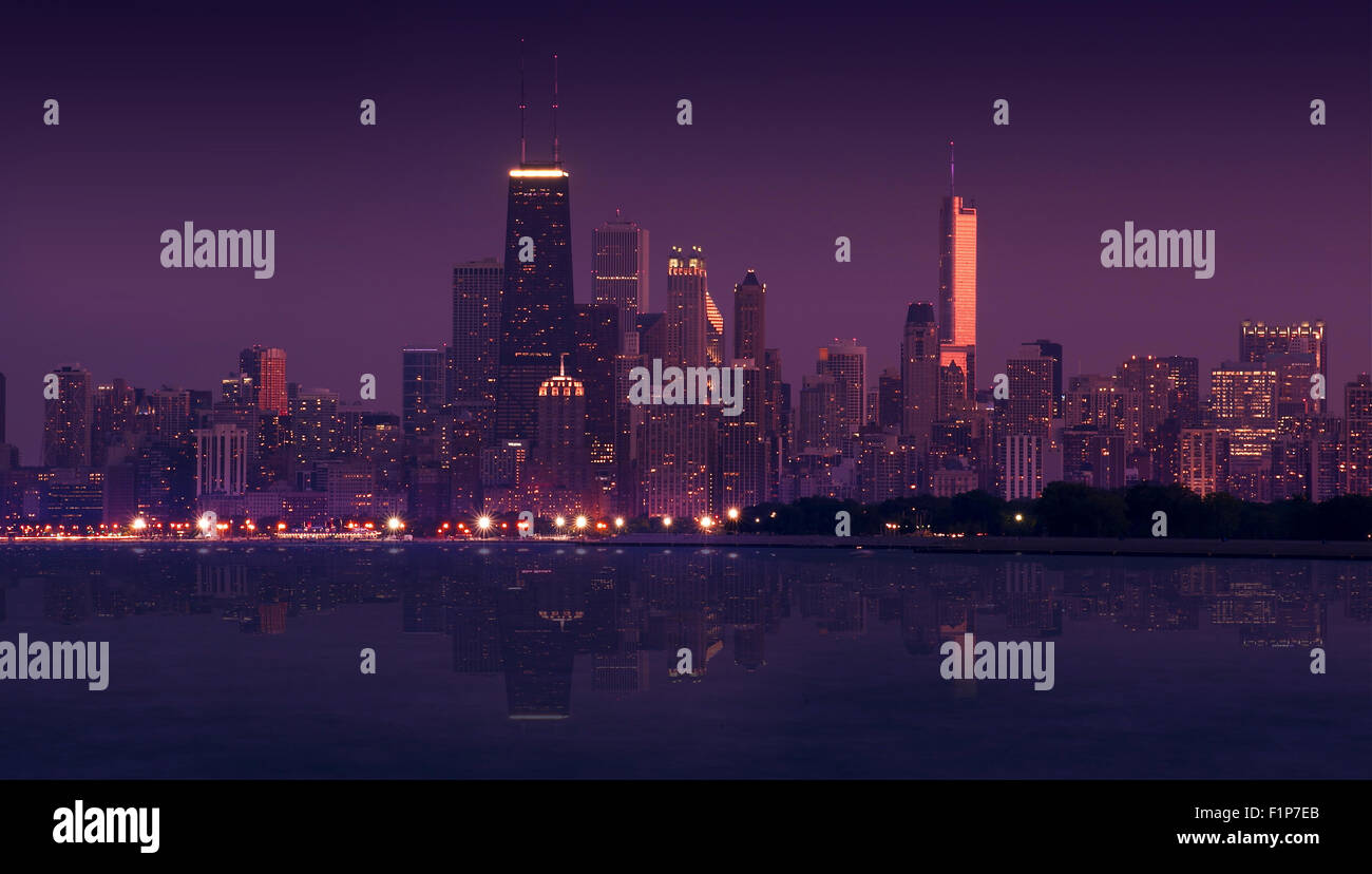 Chicago Skyline pendant le coucher du soleil - en début de soirée. La photographie panoramique. Skyline Lake Mirror a été ajoutée numériquement. Windy City un Banque D'Images