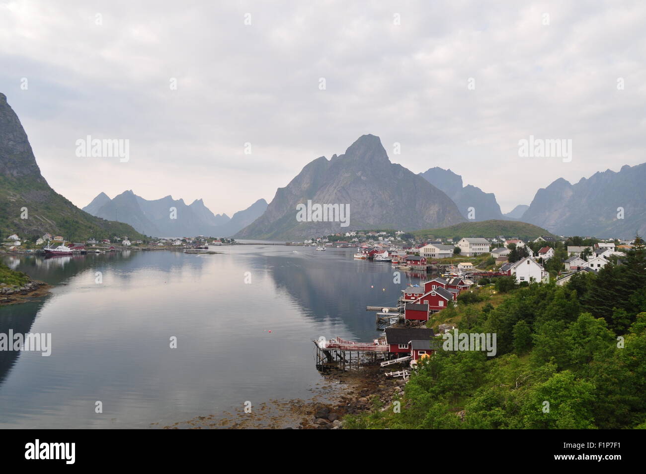 Îles de Moskenes, Lofoten : le village de Reine du fjord Banque D'Images