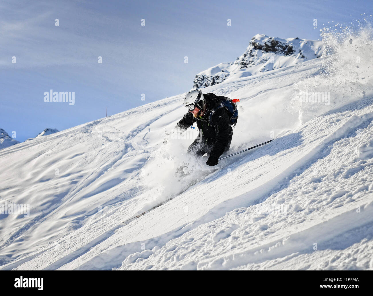 Un skieur de télémark freeride vers le bas d'une pente raide à Val Thorens France Banque D'Images