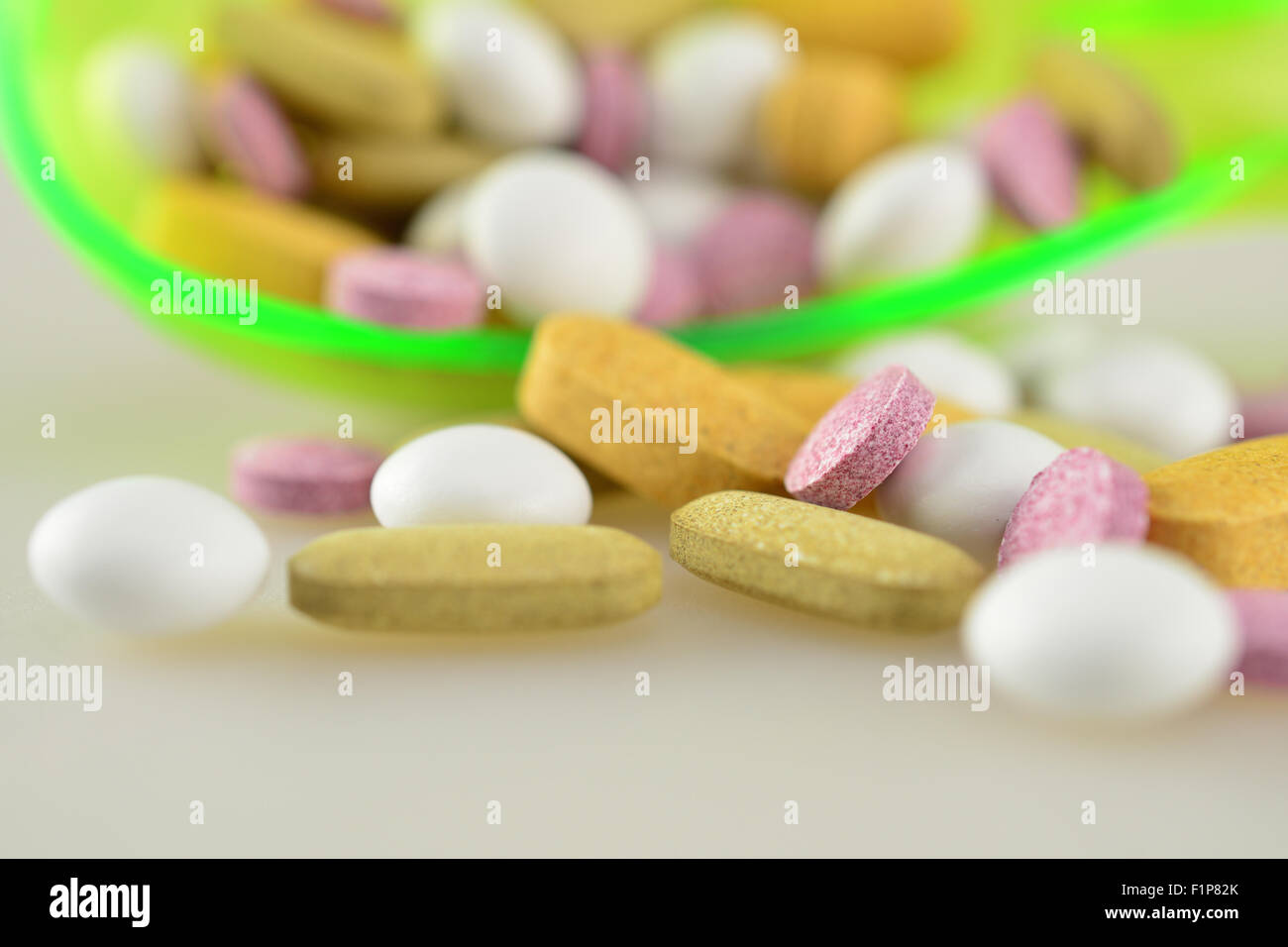Pilules colorées et tablettes - médicaments Banque D'Images