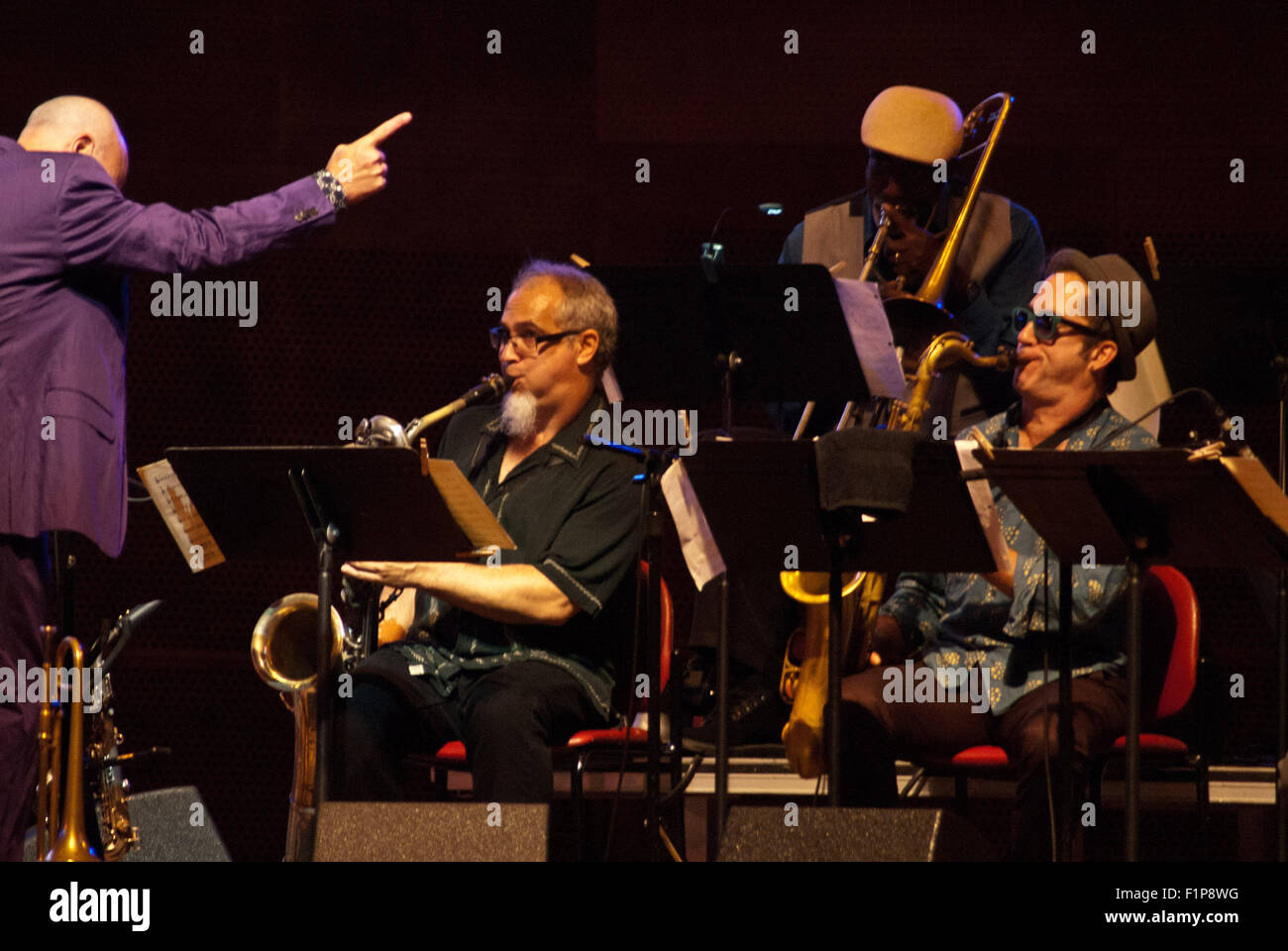 Chicago, Illinois, USA. Sep, 2015 3. Le jeudi 3 septembre 2015 a été le premier des quatre jours de concerts jazz du Millennium Park de Chicago. Des concerts ont lieu dans trois secteurs du parc situé dans le centre de la ville des vents. Le soir, les représentations ont lieu dans le pavillon Pritzker, un lieu en plein air avec un état de l'art système audio. Le Pavillon des milliers de personnes se réunissent pour entendre certaines de grands noms du jazz. © Karen I. Hirsch/ZUMA/Alamy Fil Live News Banque D'Images