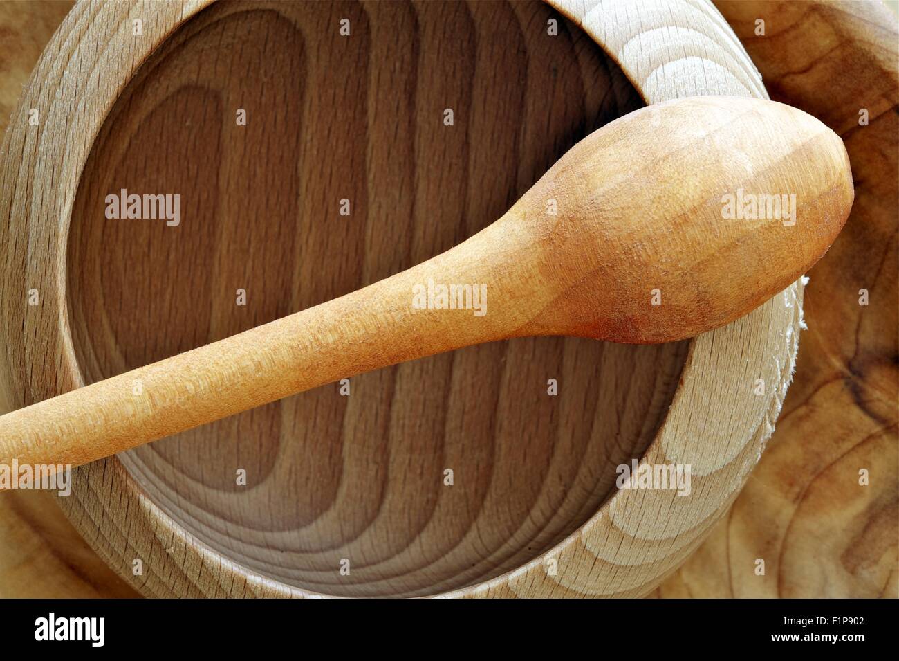 Bol en bois avec cuillère en bois Kit de cuisine libre. Collection de Photos de ménage Banque D'Images