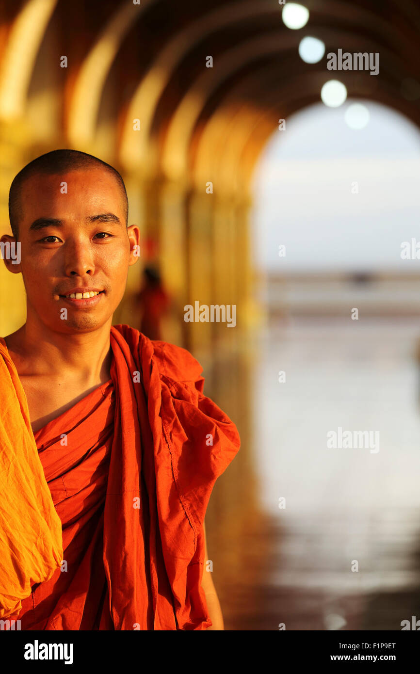Le moine bouddhiste à la Pagode Sutaungpyei à Mandalay, Myanmar. Le moine se tient sous une des arches du temple. Banque D'Images