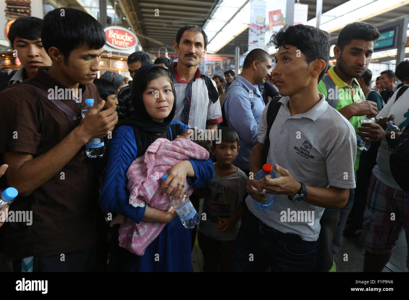 Les migrants d'Afghanistan arrivent sur un train de Budapest/Hongrie à Munich Hauptbahnhof gare principale le 31 août. 2015 à Munich, Allemagne. Des milliers de migrants se rendent en Allemagne via la Turquie, la Grèce, le Monténégro, la Serbie, la Hongrie et l'Autriche. Banque D'Images