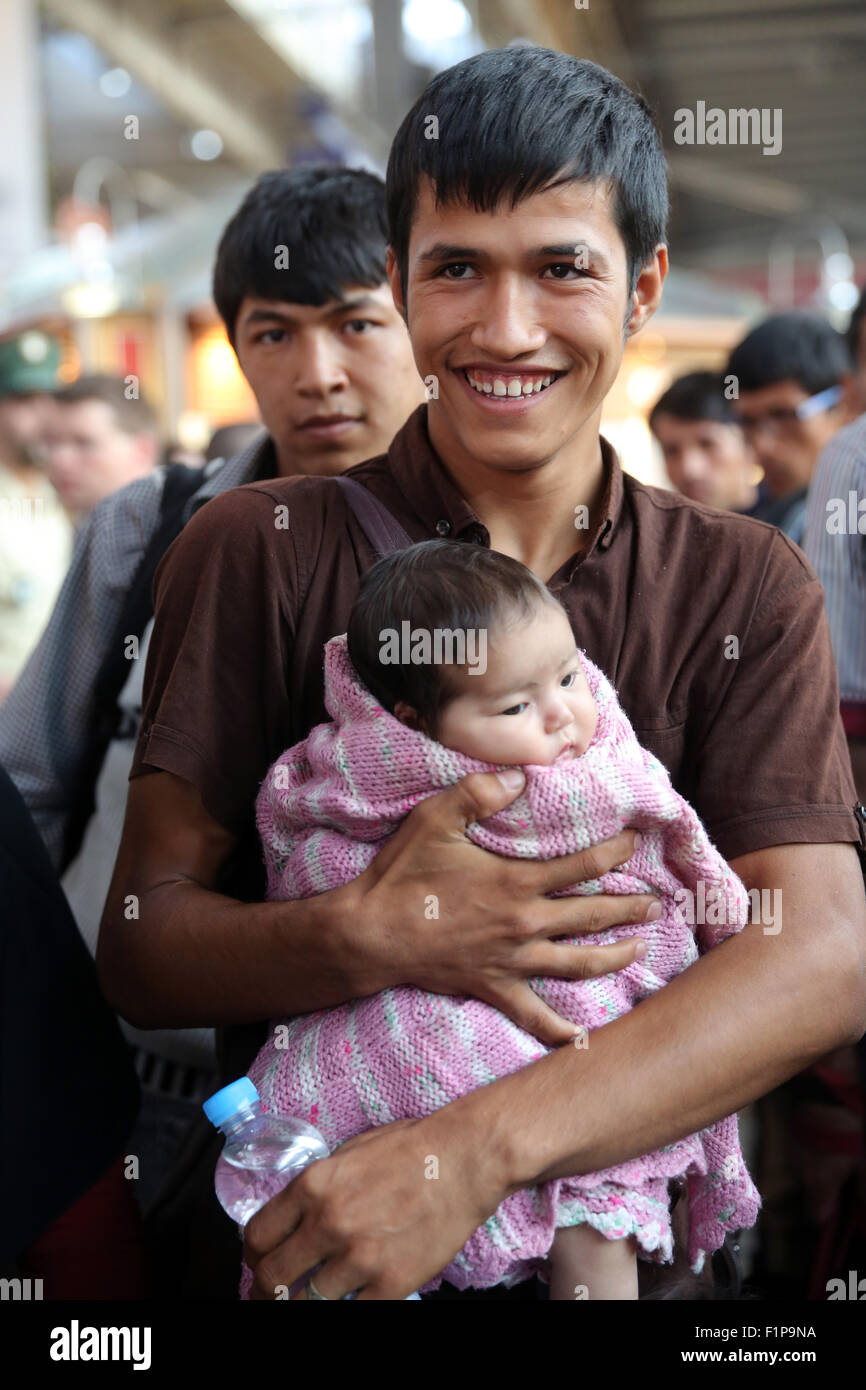 Les migrants d'Afghanistan arrivent sur un train de Budapest/Hongrie à Munich Hauptbahnhof gare principale le 31 août. 2015 à Munich, Allemagne. Des milliers de migrants se rendent en Allemagne via la Turquie, la Grèce, le Monténégro, la Serbie, la Hongrie et l'Autriche. Banque D'Images