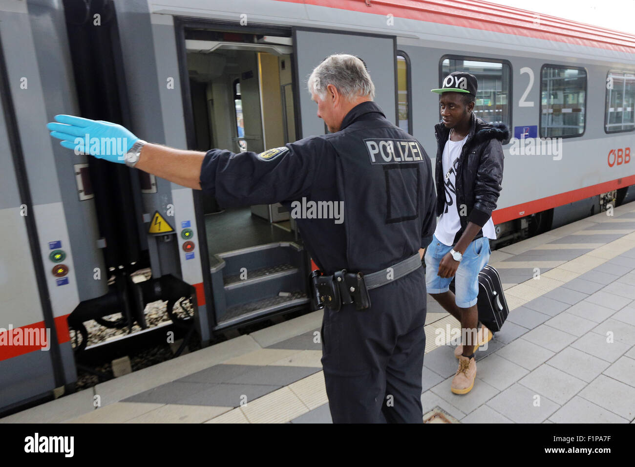 Les migrants de l'Érythrée arrivent sur un train de Vérone (Italie) à la gare de Rosenheim le 2 septembre. 2015 à Rosenheim, Allemagne. Ils sont escortés par la police à un centre d'enregistrement sur une plate-forme. Des milliers de migrants se rendent en Allemagne via la Libye, de la Méditerranée, l'Italie et l'Autriche. Banque D'Images