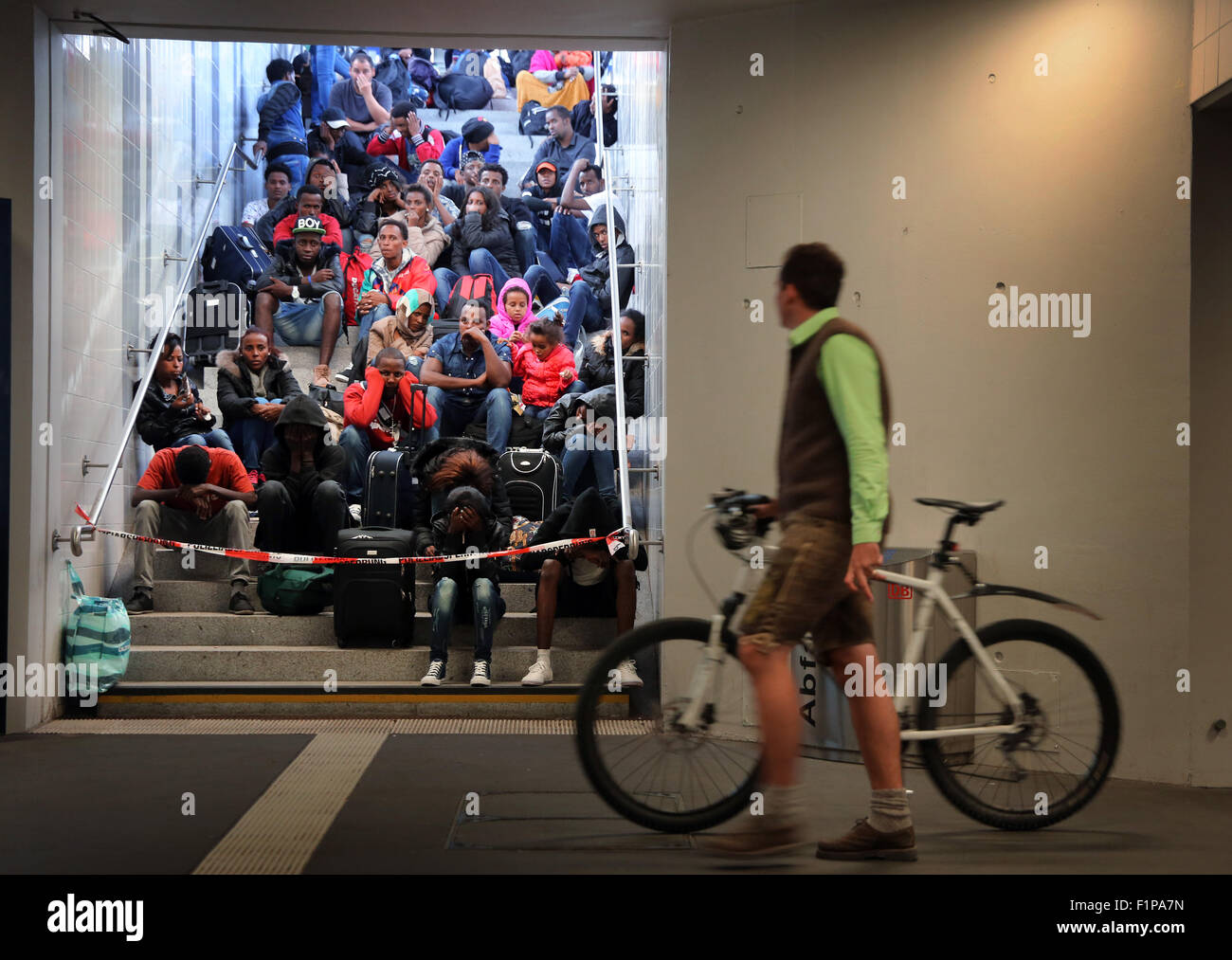 Les migrants de l'Érythrée arrivent sur un train de Vérone (Italie) à la gare de Rosenheim le 2 septembre. 2015 à Rosenheim, Allemagne. Banque D'Images