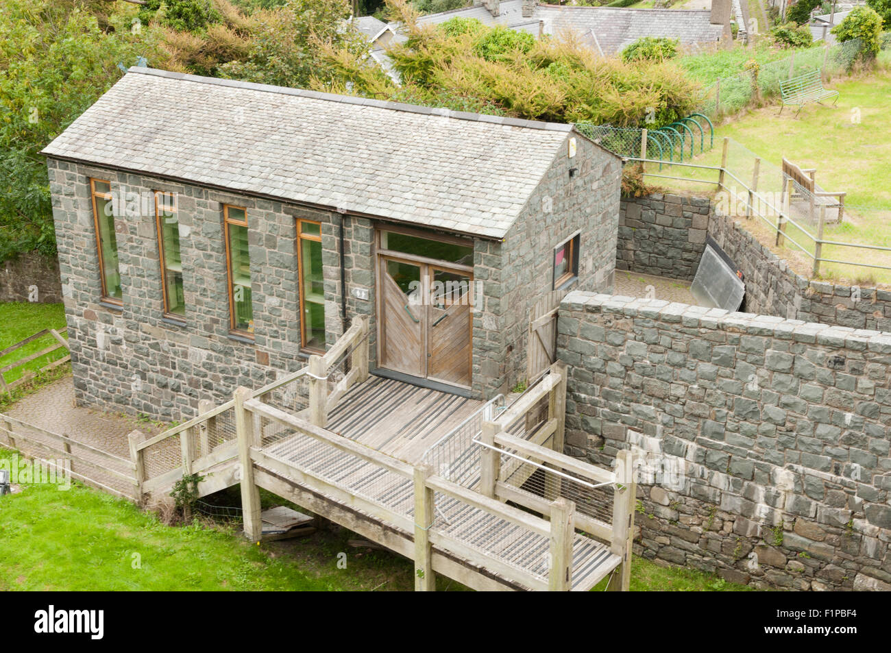 L'ancien, abandonné, centre de visiteurs à Harlech Castle. Banque D'Images