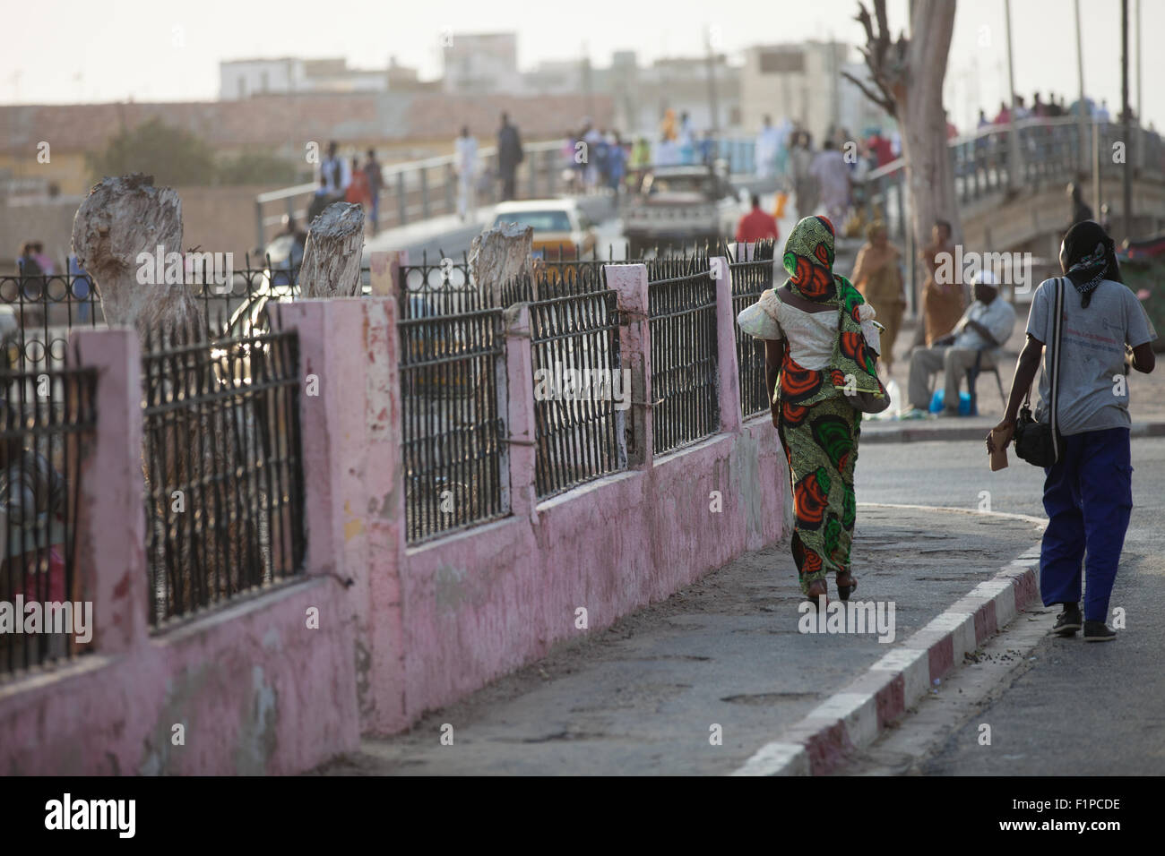 La vie urbaine dans les rues de Saint Louis, Sénégal Banque D'Images